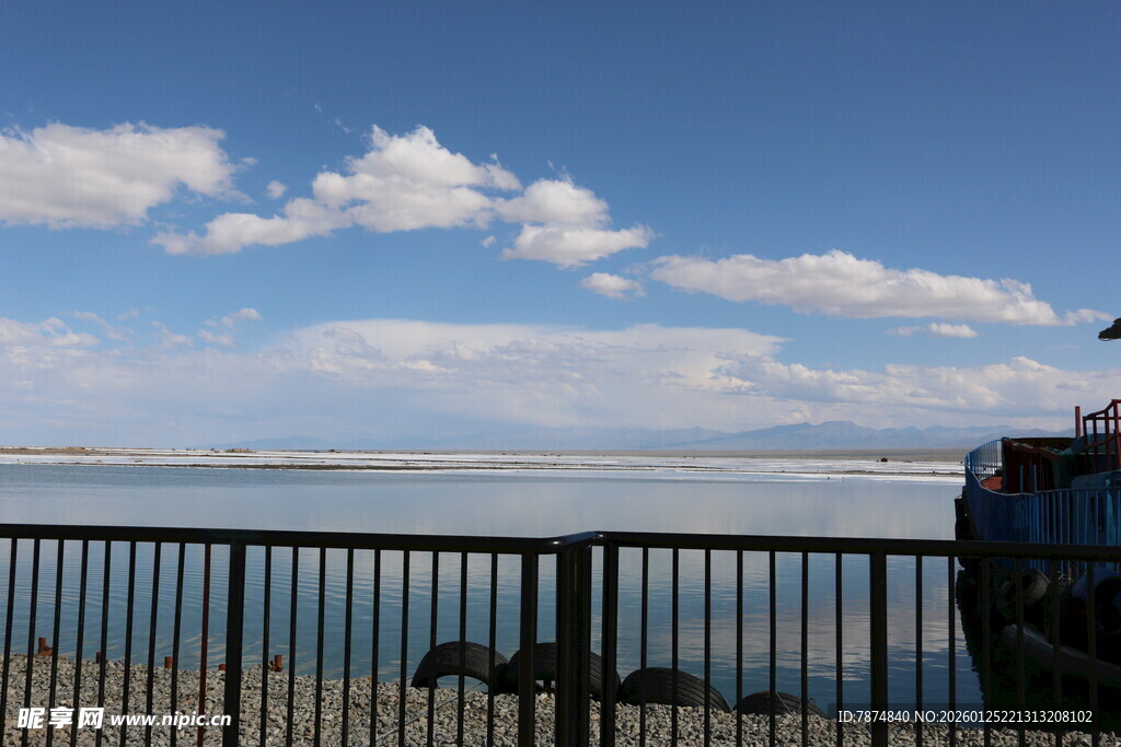 湖畔栏杆旁的蓝天美景