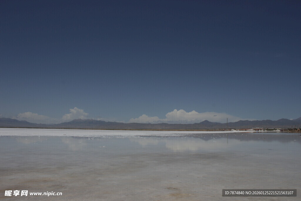 广阔盐湖与蓝天景象
