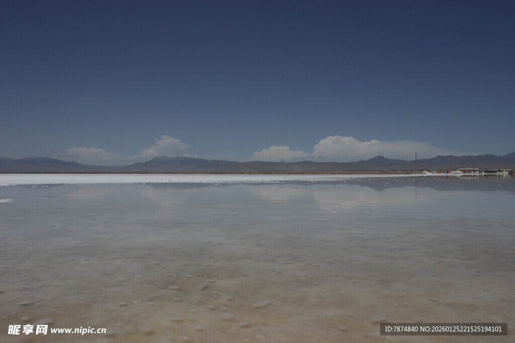 广阔盐湖 蓝天之下的宁静