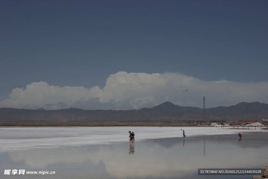 广阔盐湖上的人物与远山