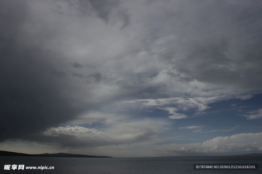 乌云笼罩下的壮阔海面