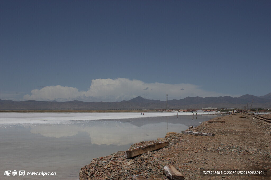 荒漠中的广阔盐湖景观
