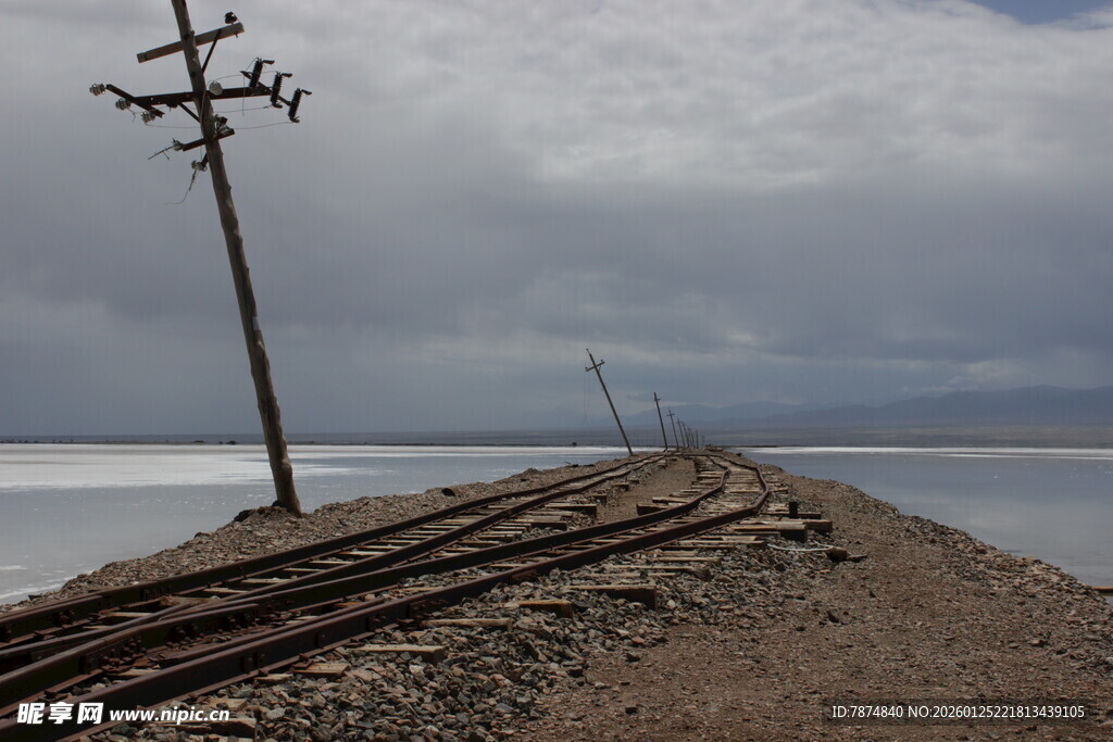 铁轨伸向远方的荒凉景致