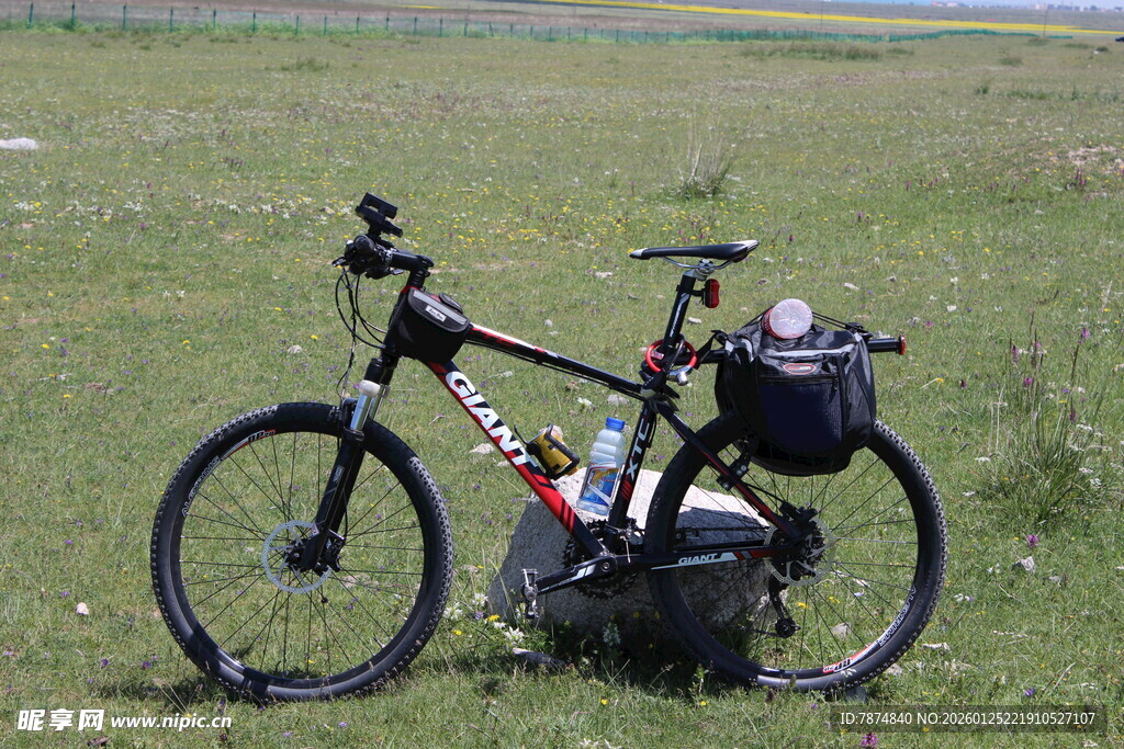 野外停放的山地自行车
