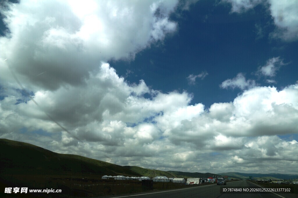 蓝天白云下的开阔景致