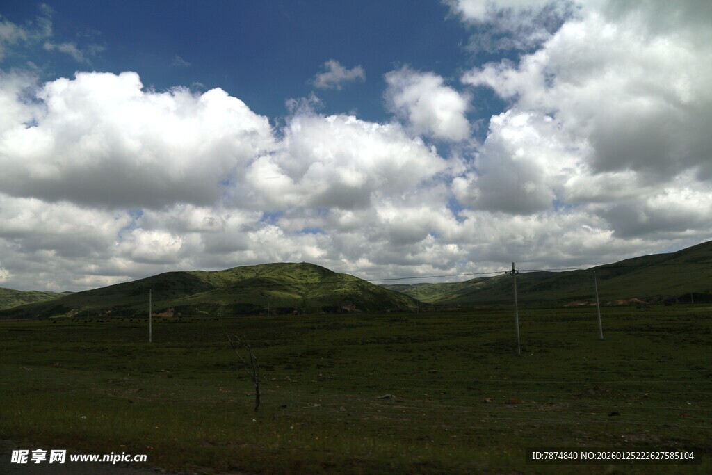 草原天空下的壮美风景