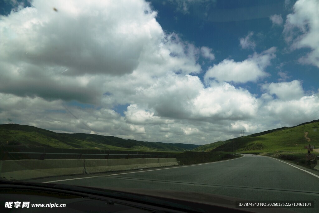 公路风景 蓝天白云下的旅途