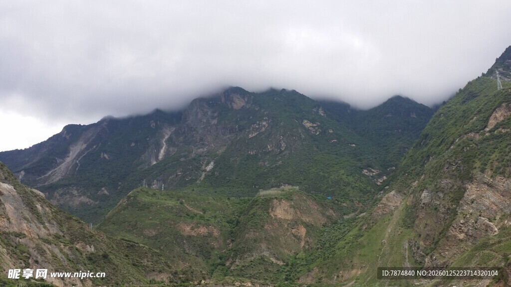 云雾缭绕的壮丽山峦