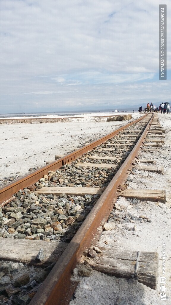 延伸向远方的铁路轨道