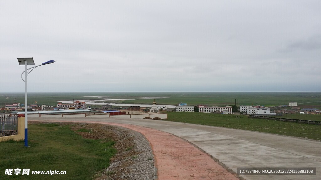 户外开阔道路与周边景致
