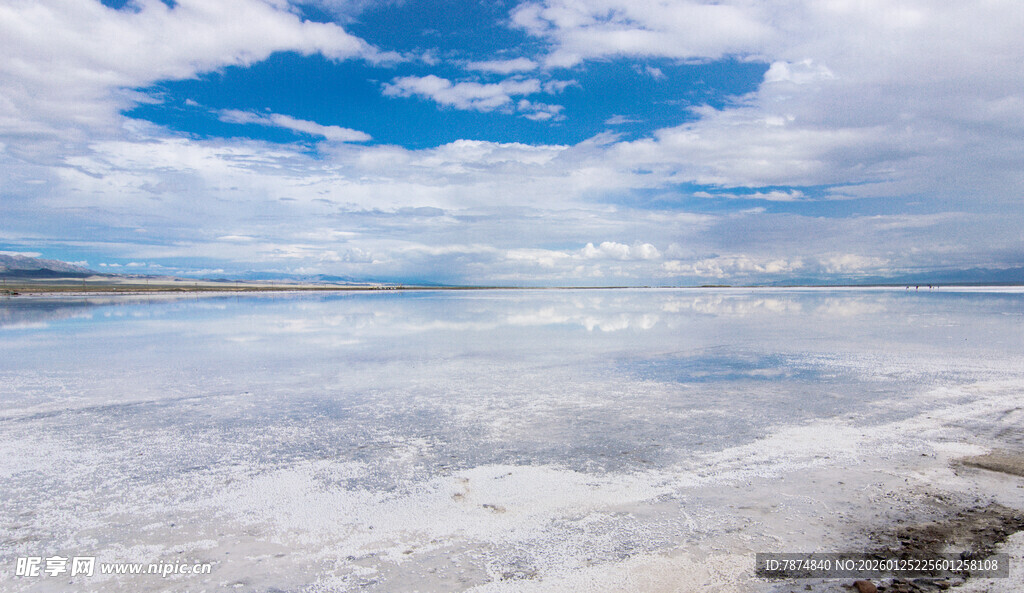 梦幻盐湖 蓝天白云下的奇观