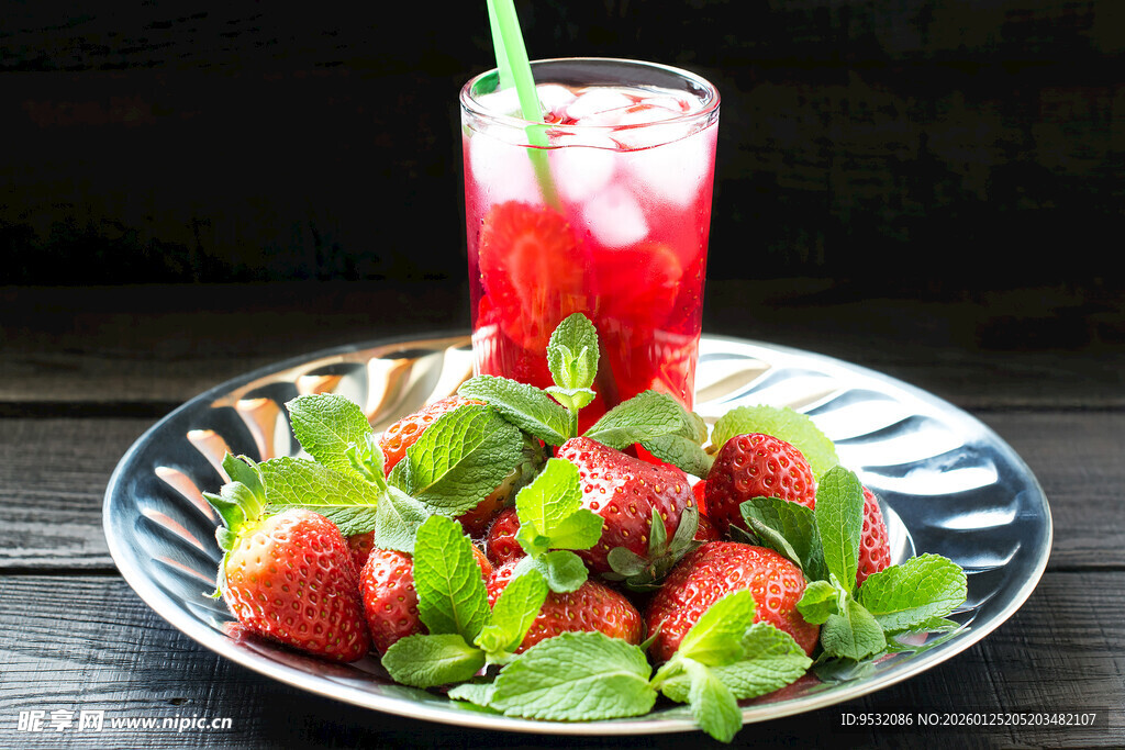 草莓饮品配新鲜草莓