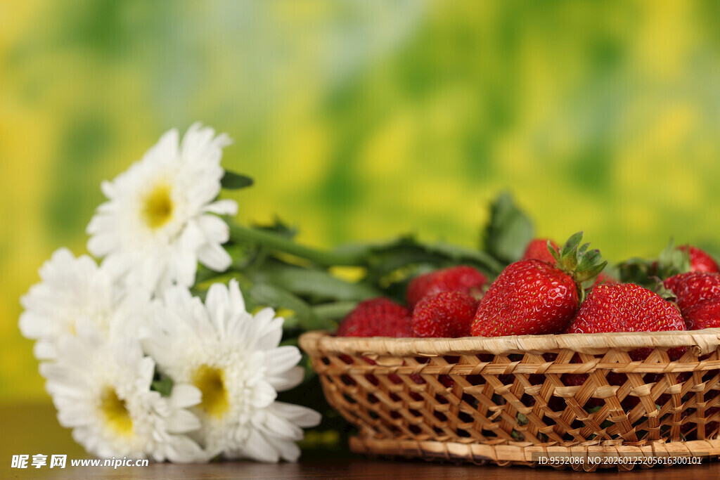 雏菊旁的一篮新鲜草莓