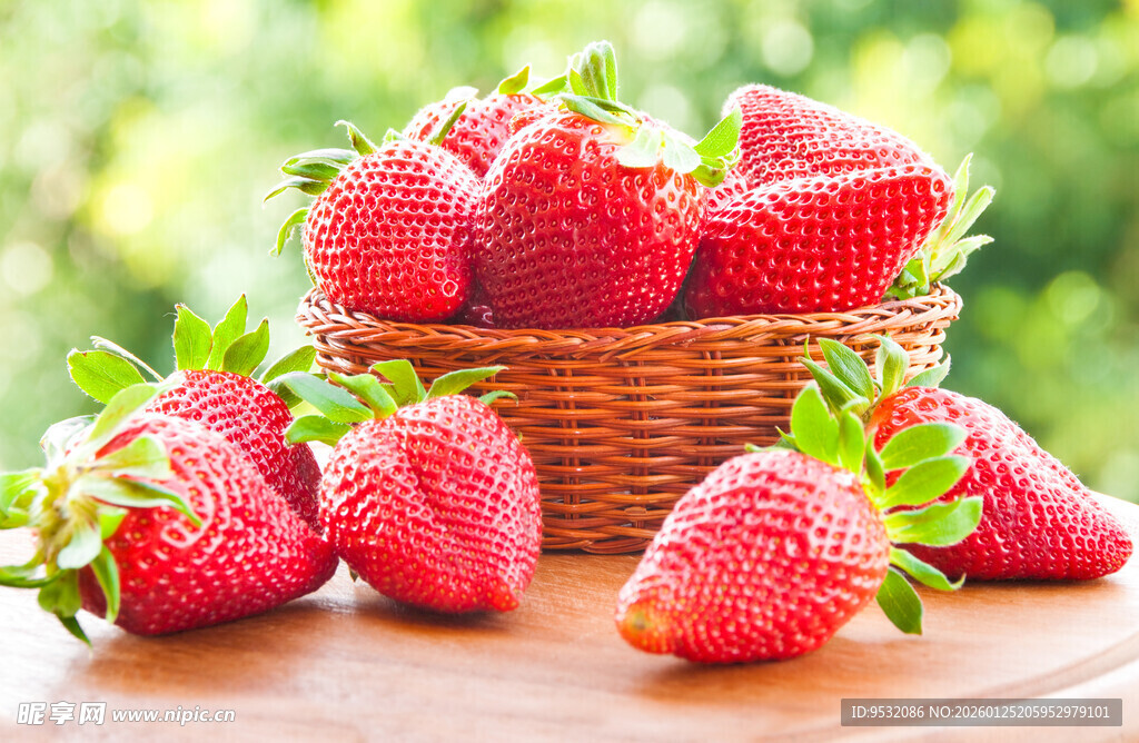 木桌上篮装新鲜红草莓