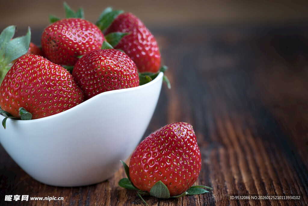 白碗中新鲜诱人的草莓