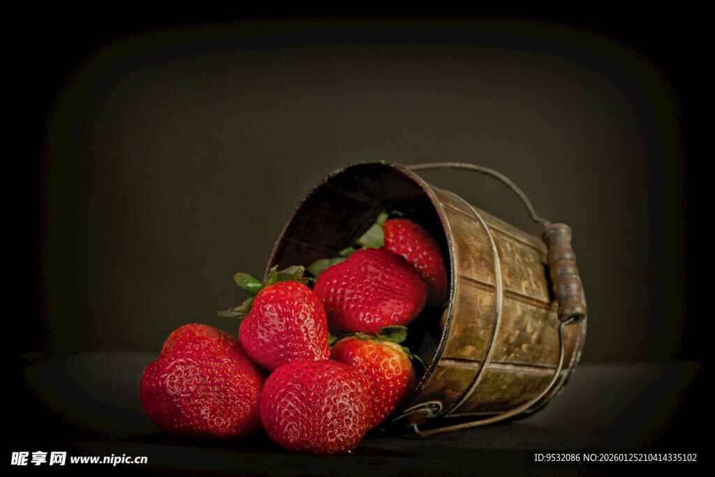 木桶旁的新鲜红草莓