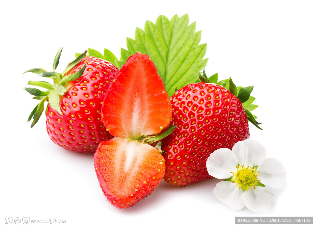 新鲜草莓与绿叶白花