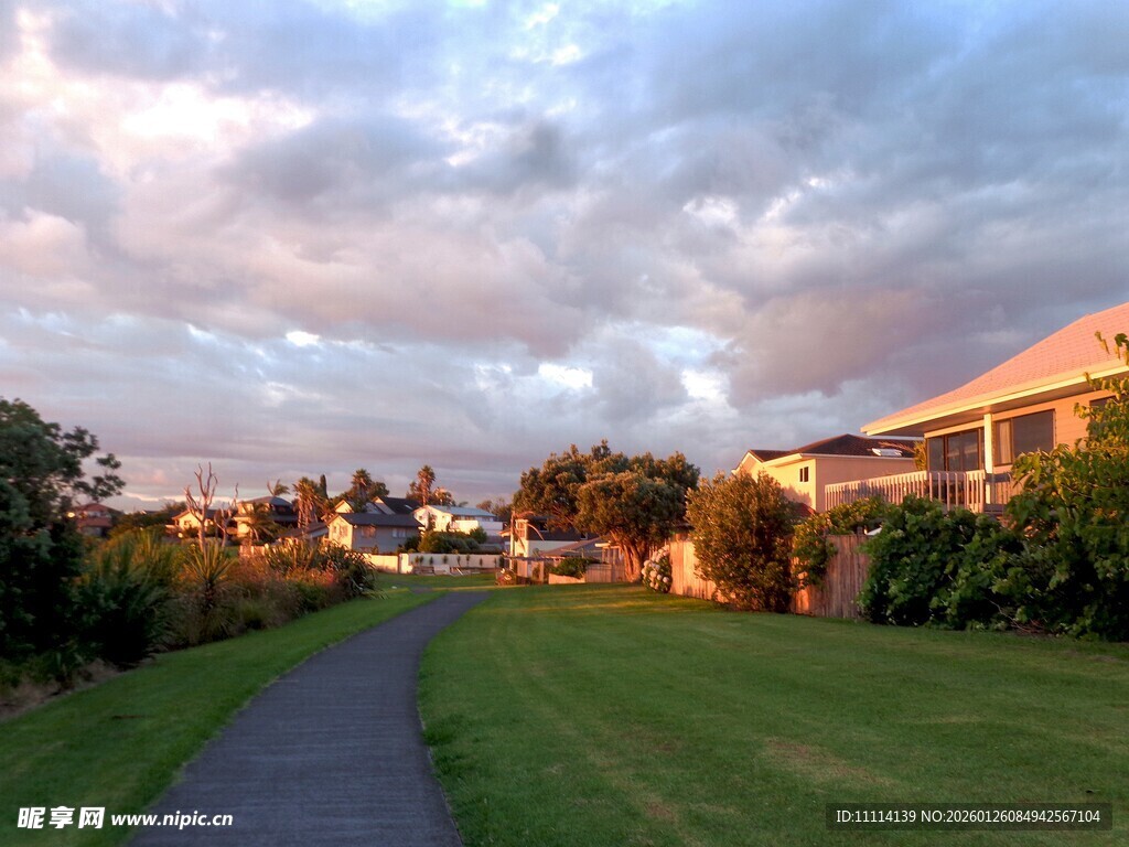黄昏下的海滨小镇风景