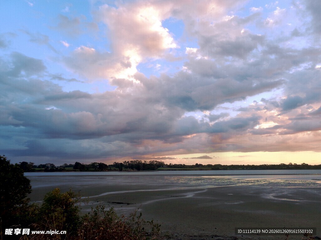 黄昏下的海滨美景