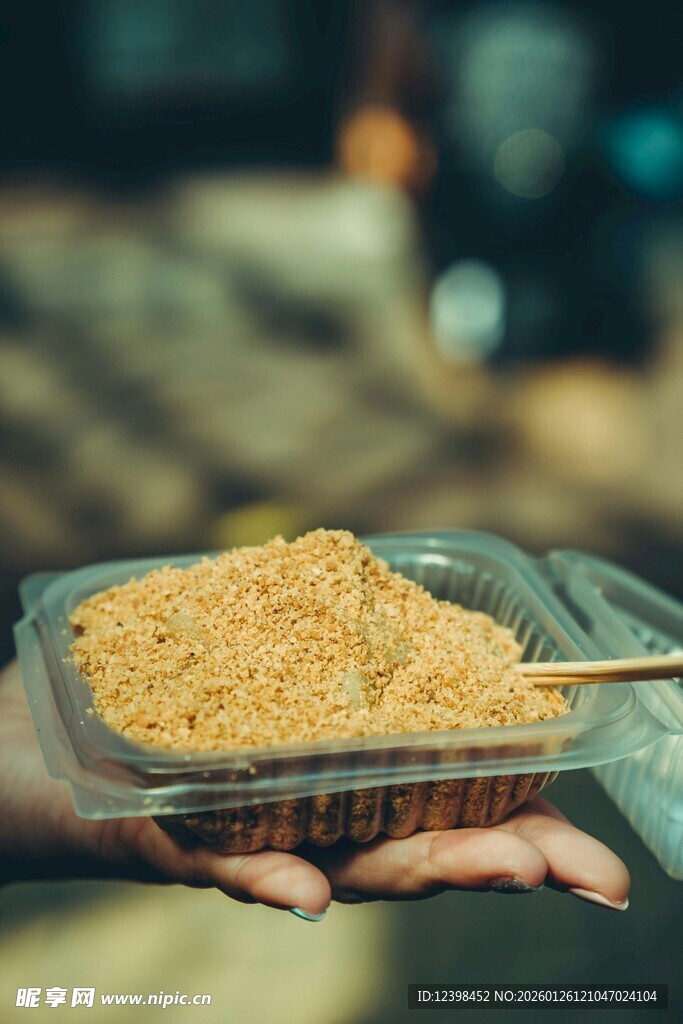 手持美味谷物食品