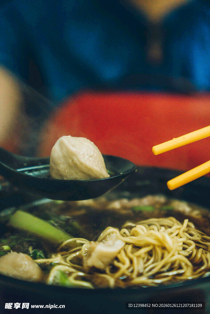 筷子夹起美味锅中食物