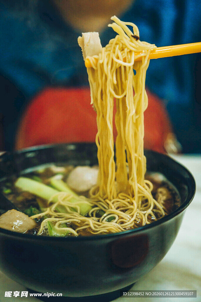 美味拉面被筷子挑起
