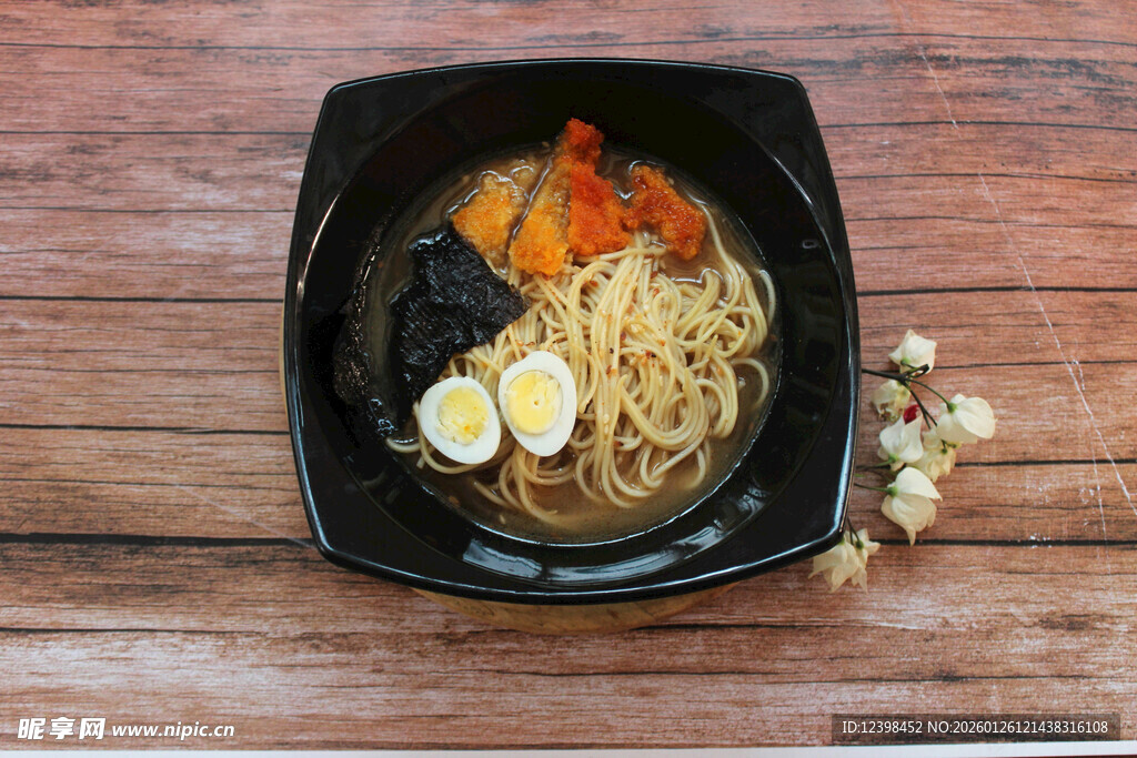 日式拉面配蛋与配菜