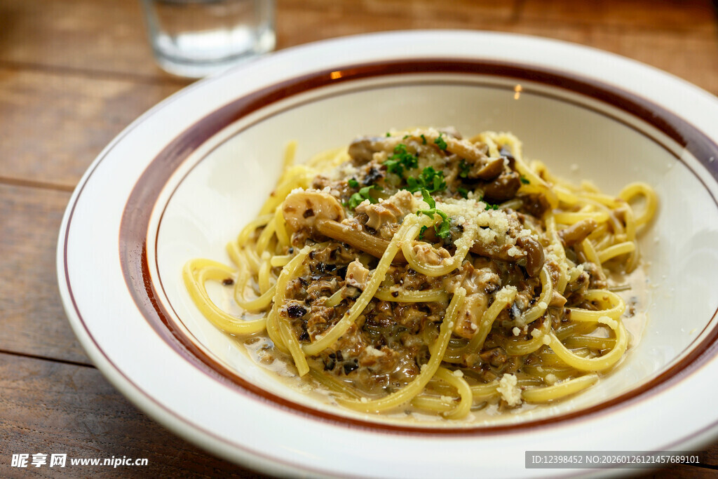 美味肉酱意面摆于盘中