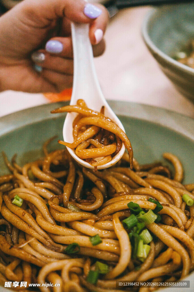 美味面条被勺子舀起