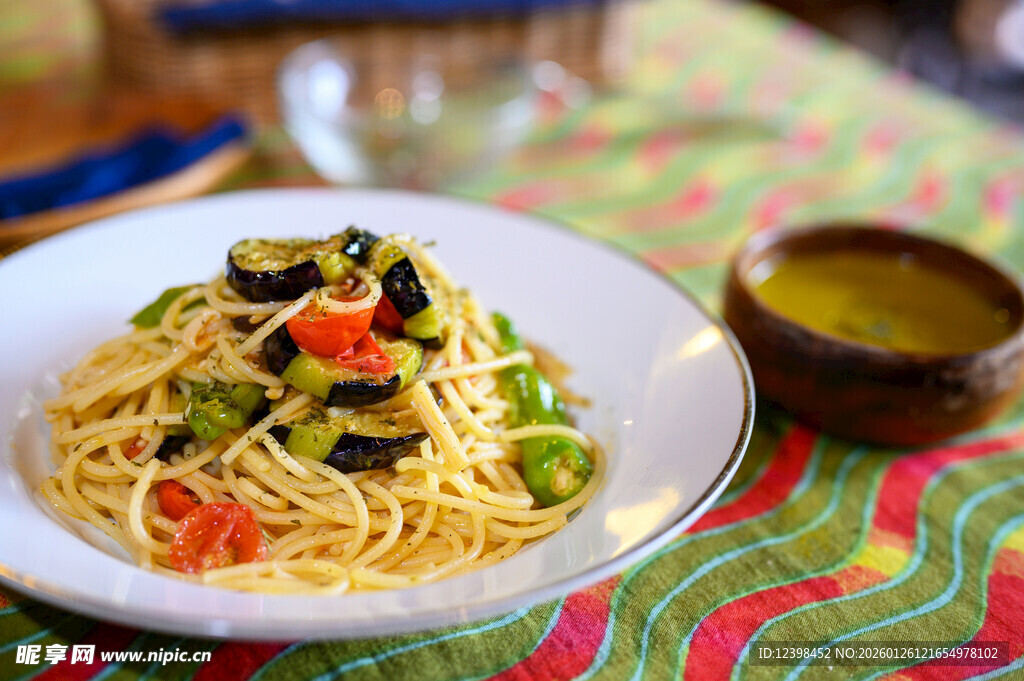 美味意面配多彩蔬菜