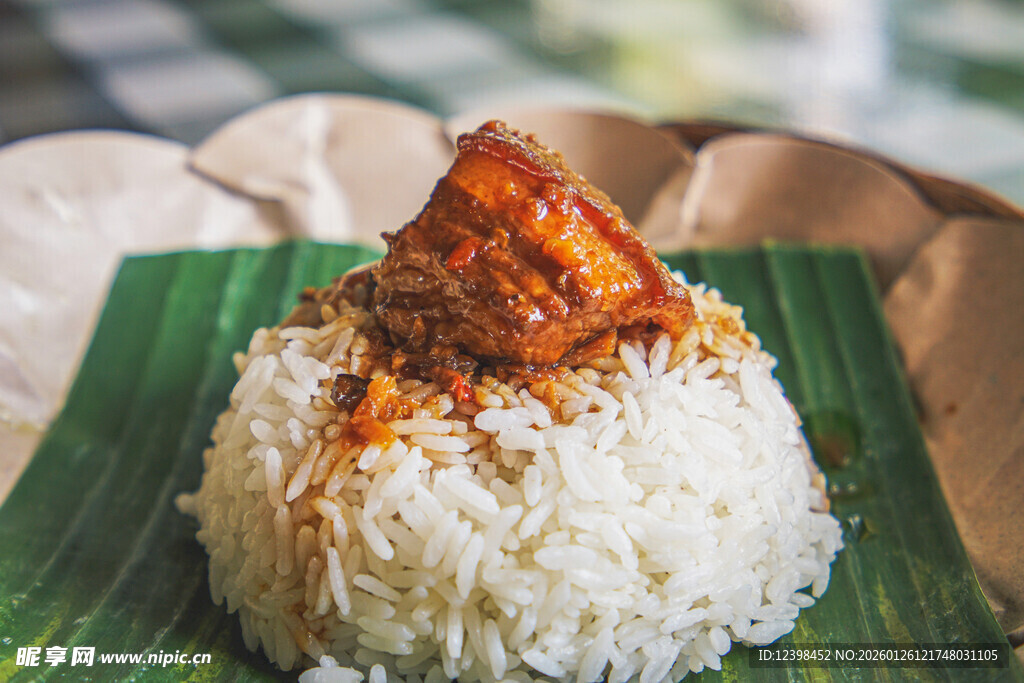 绿叶上的美味特色糯米饭