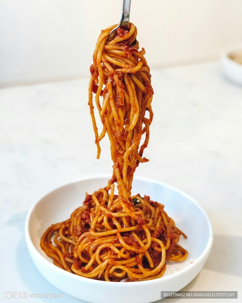 美味意大利面被高高挑起