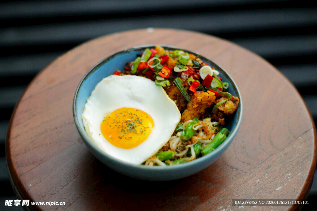 美味拌饭配煎蛋