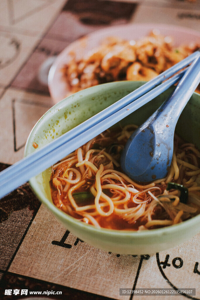 美味面条配餐具
