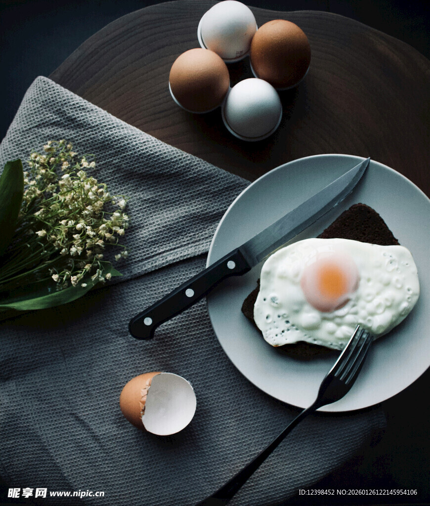 早餐煎蛋与鸡蛋组合