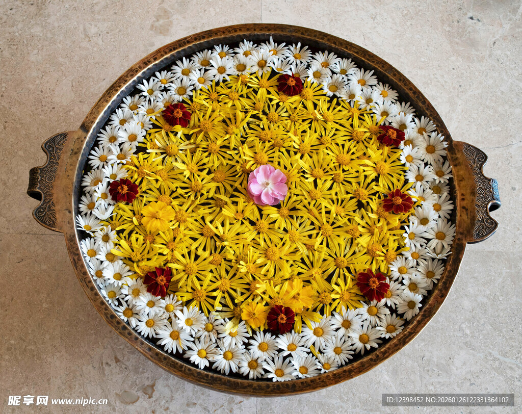 精美花卉装饰的复古圆盘