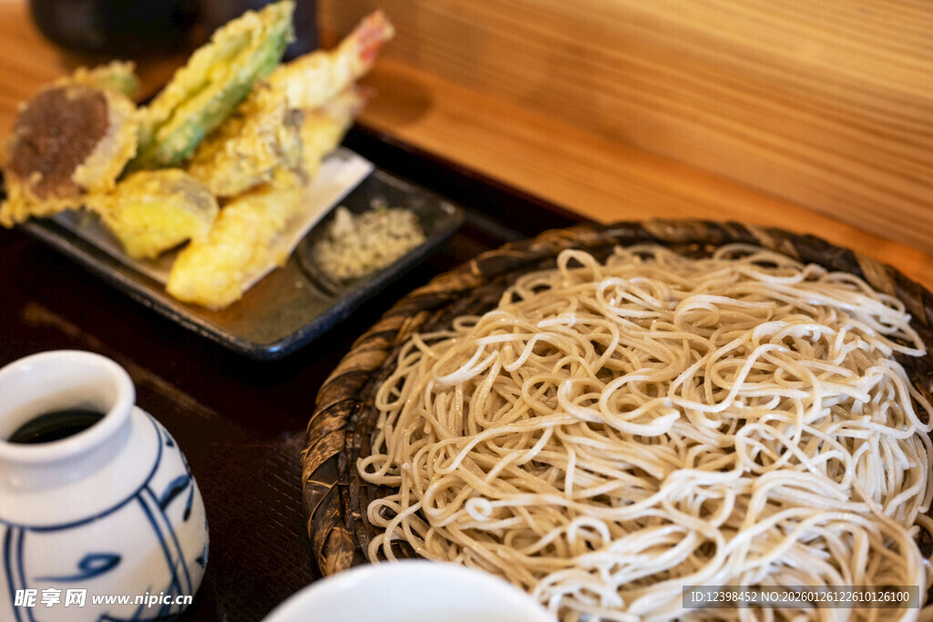 日式荞麦面与天妇罗套餐