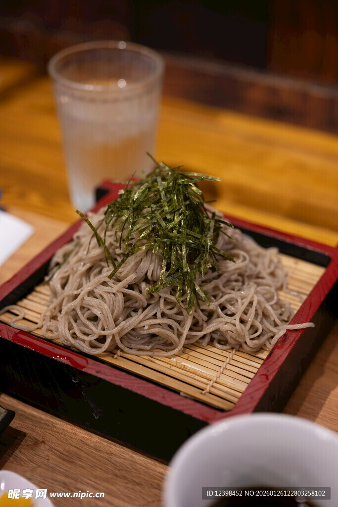 日式荞麦面配新鲜香草