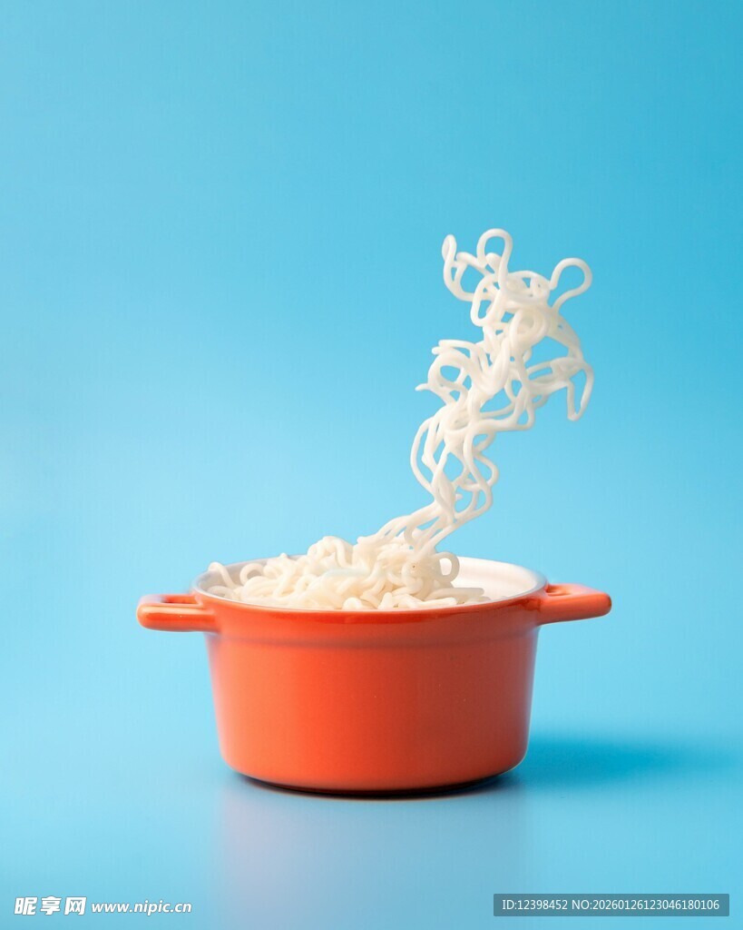 橙色锅中飞起的方便面