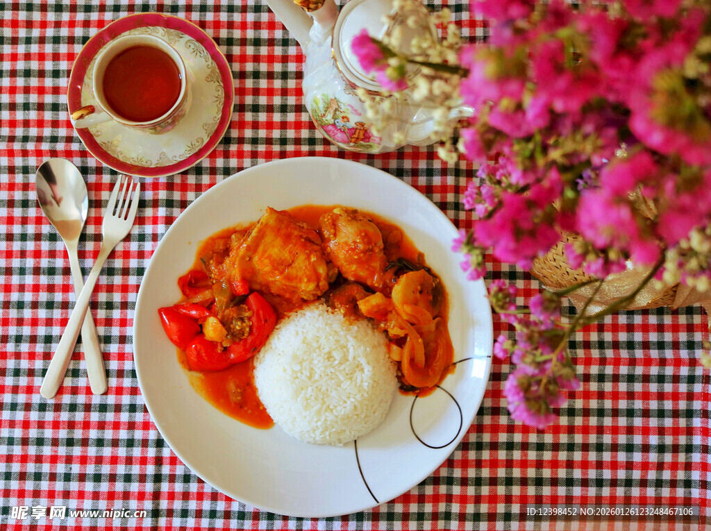 美味餐食搭配温馨桌布