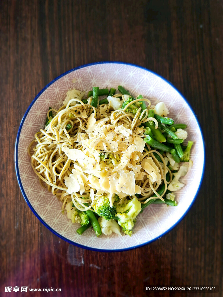 一碗美味青菜拌面