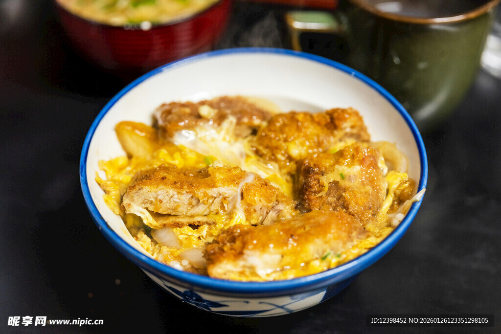 美味咖喱鸡肉盖饭