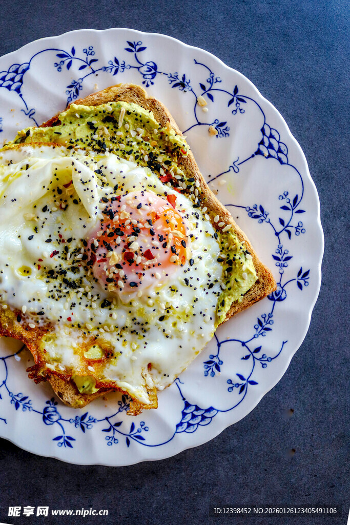 美味牛油果吐司配芝士