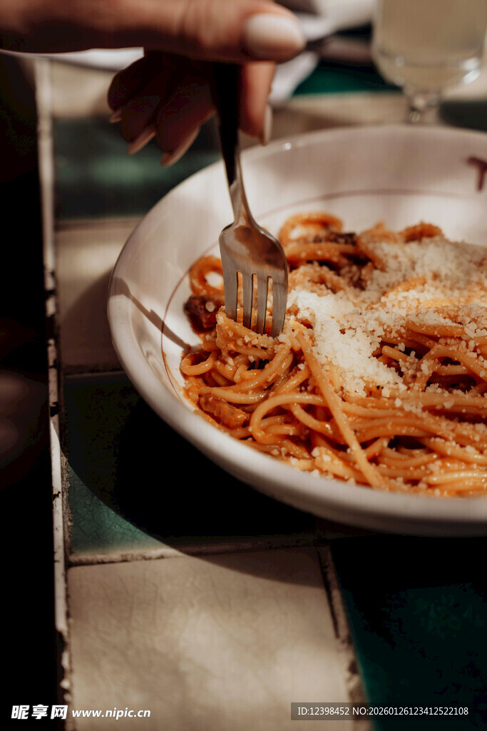 手叉意大利面特写