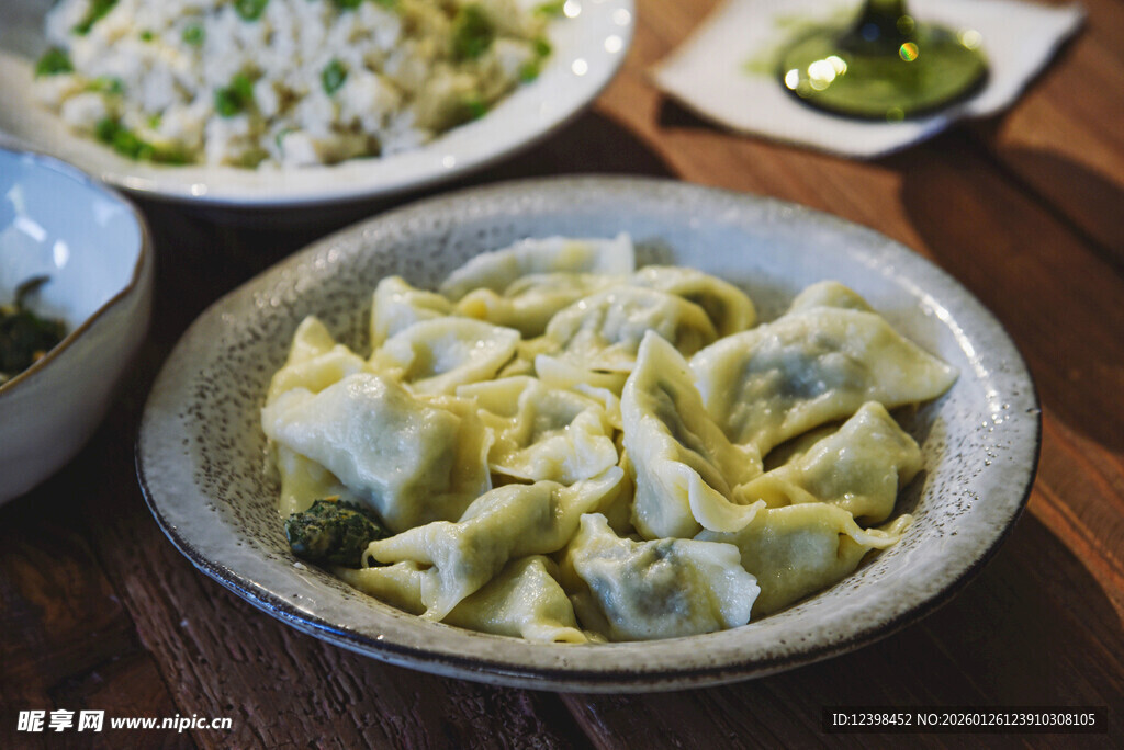 木桌上的美味饺子