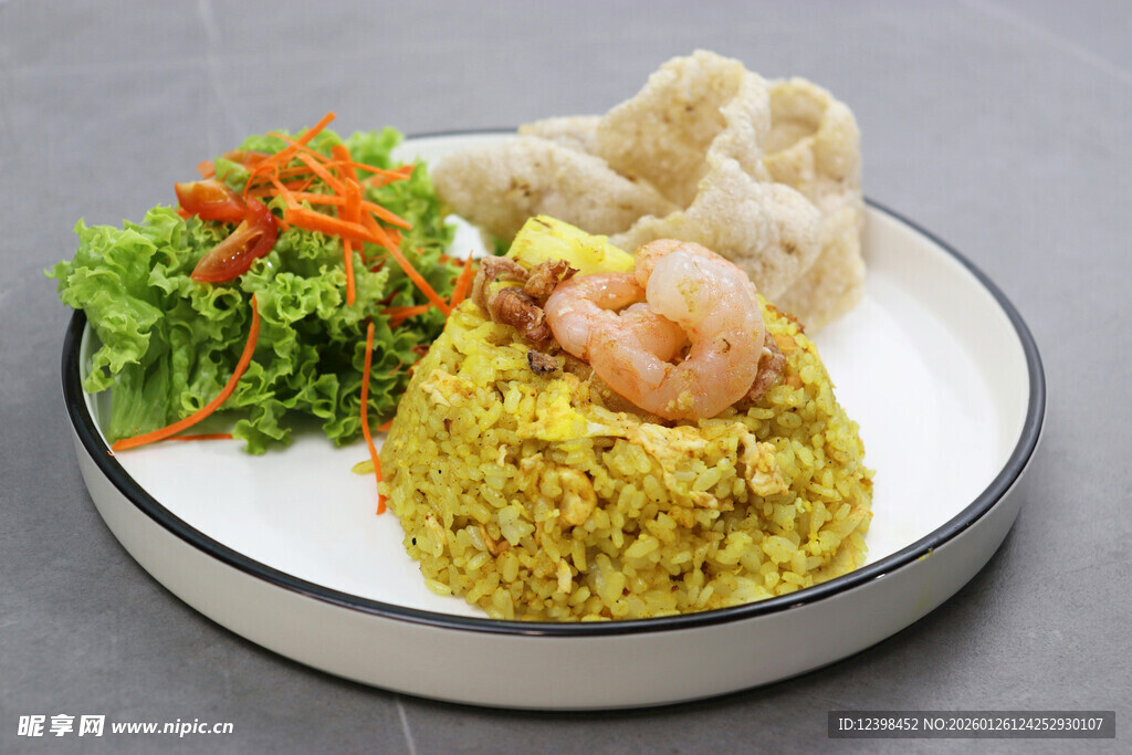虾仁炒饭配蔬菜与脆片