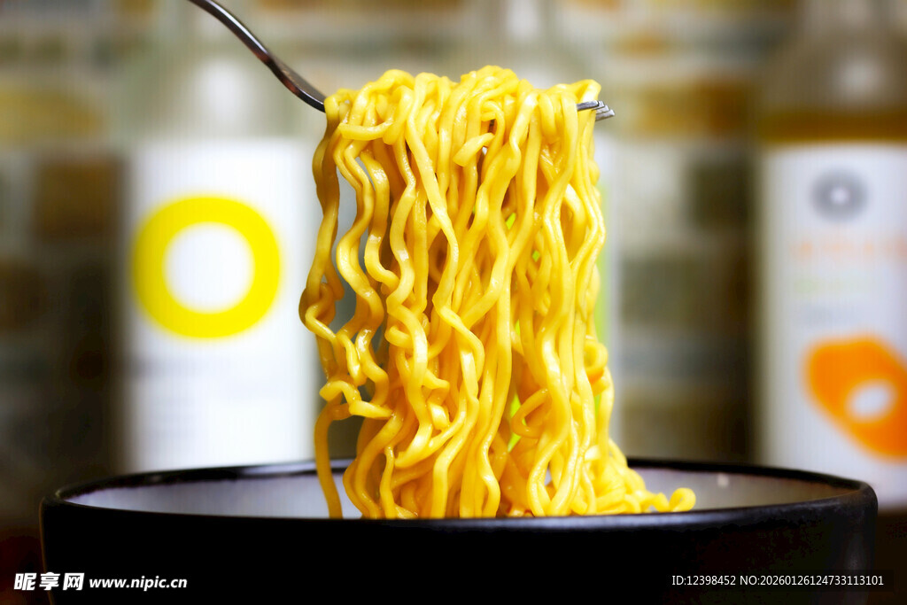 美味拉面被筷子挑起