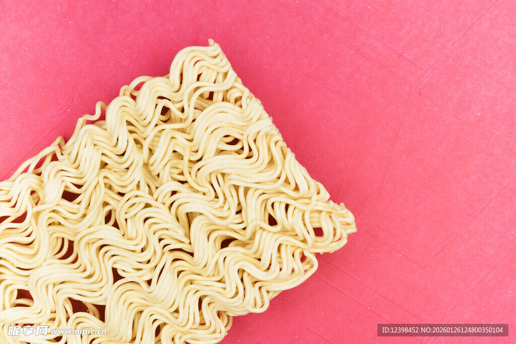 粉色背景上的美味方便面
