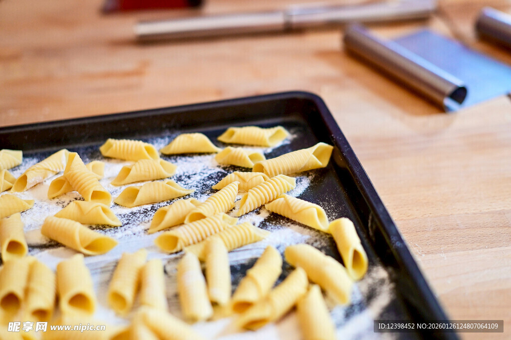 烤盘上的芝士通心粉