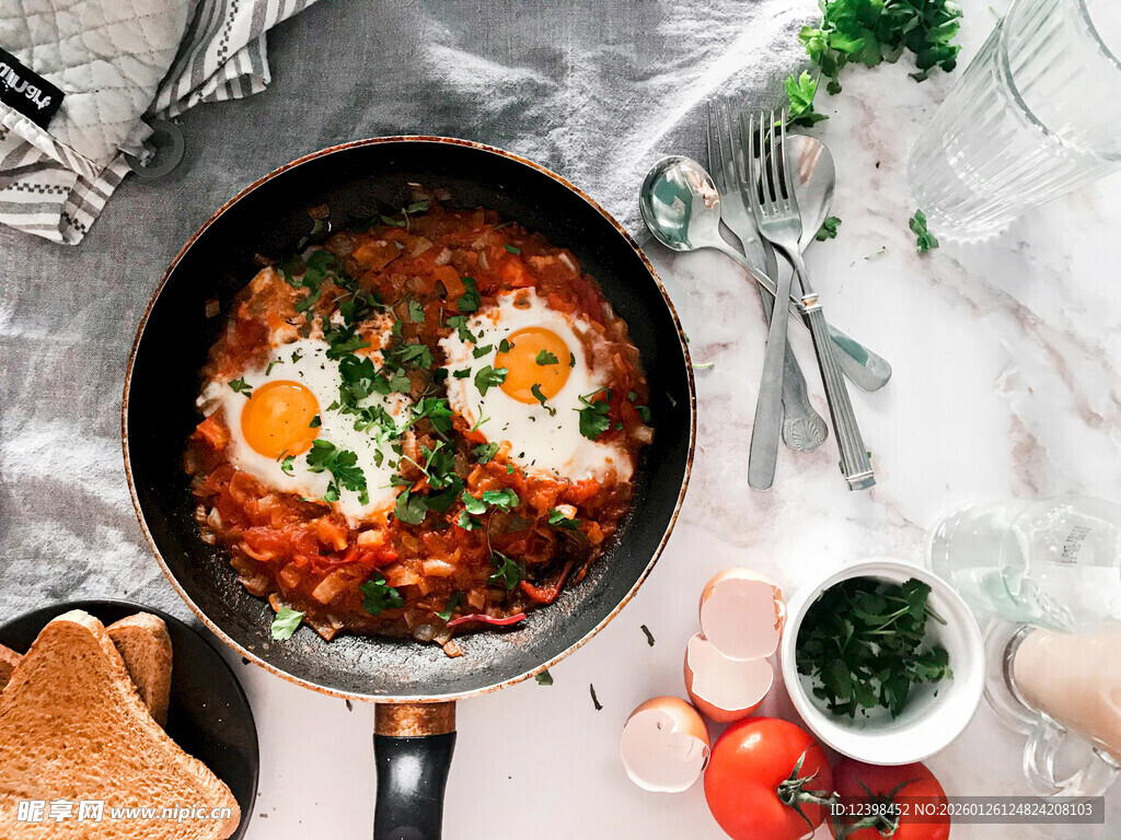 煎锅中的美味番茄煎蛋